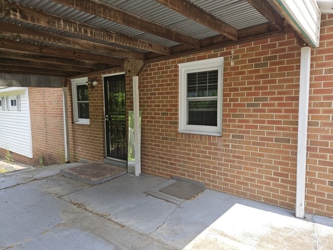 Building Photo - 1737 Ireland Dr