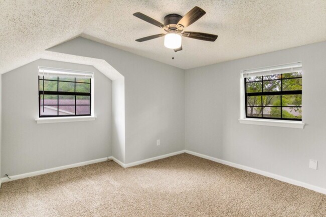 Building Photo - BRIGHT AND BEAUTIFUL DUPLEX CLOSE TO UWF!