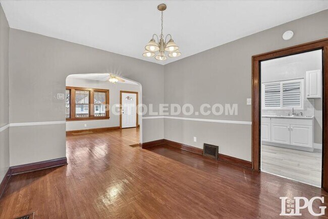 Building Photo - 2041 Loxley Rd