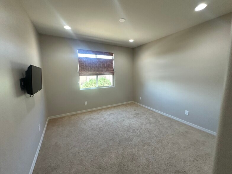 Building Photo - 2518 E Novak Way