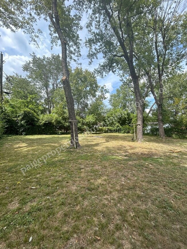 Building Photo - Stunning 4-bedroom, 2-bath Home with Attached Garage