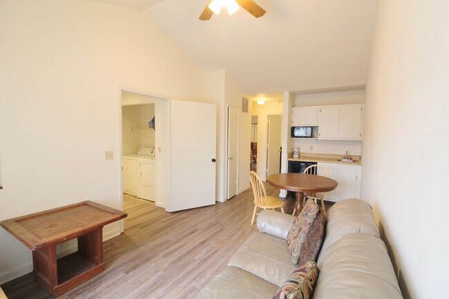 Building Photo - 1466 Bradley Dr