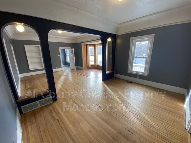 Building Photo - 418 S 6th St