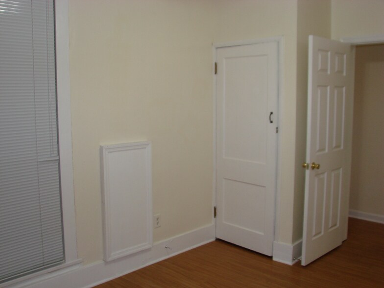 Building Photo - 721 Main St