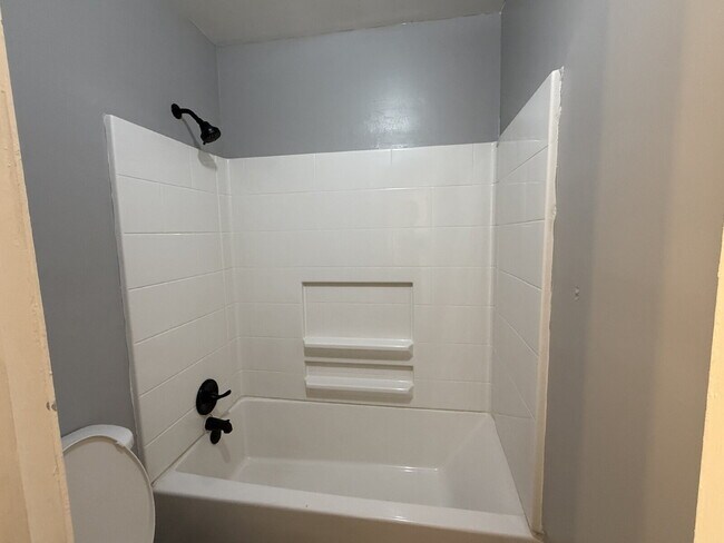 Building Photo - Your New Home Awaits: Charming 3-Bedroom T...