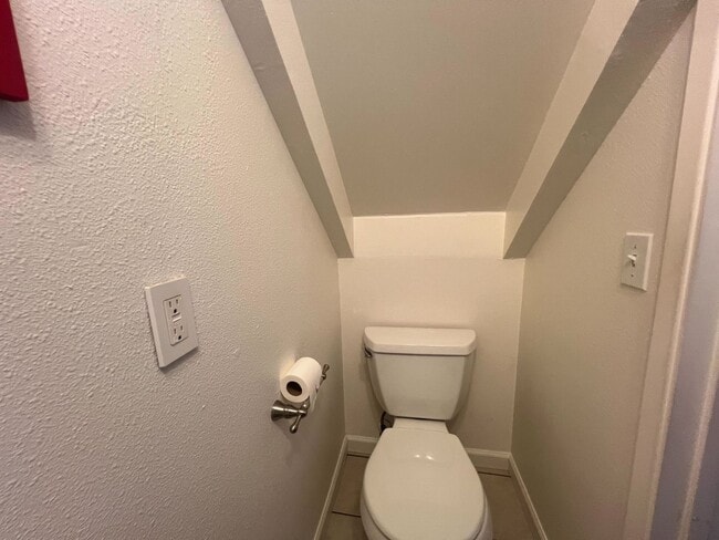 Building Photo - Charming Furnished 1-Bedroom Loft-Style Co...