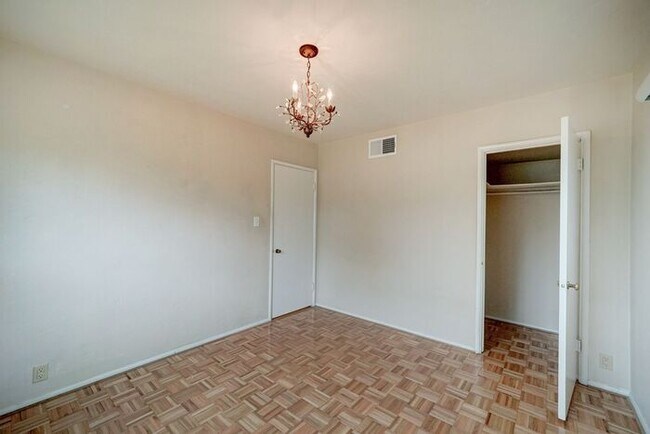 Building Photo - READY TO VIEW NOW! Charming 2-Bedroom Rent...