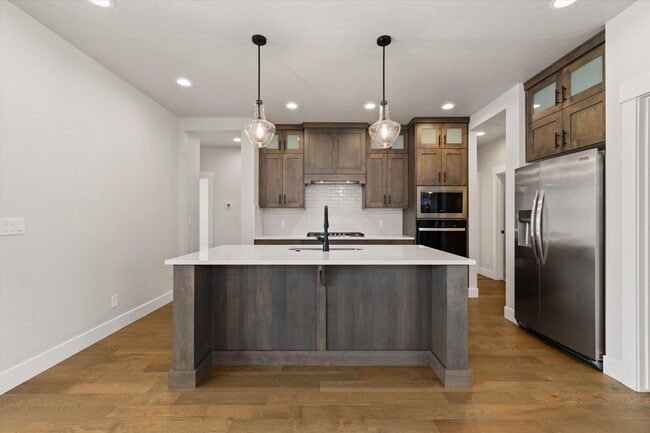 Building Photo - Resort-Style Living in the Prestigious Riv...