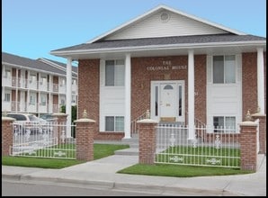 Building Photo - Colonial House