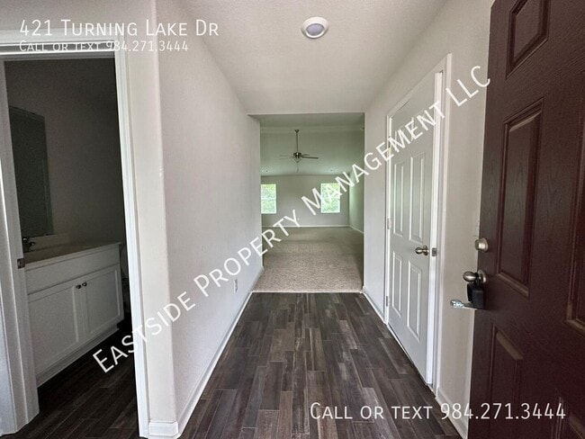 Building Photo - 421 Turning Lk Dr