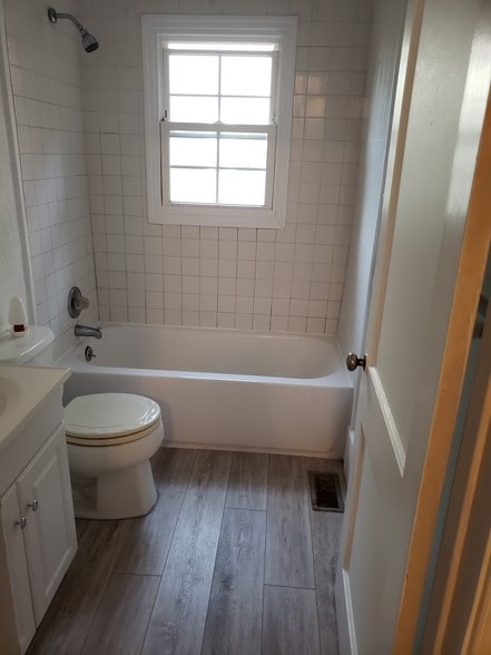 Building Photo - 213 W Chestnut St