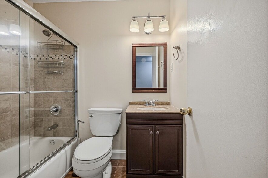 Building Photo - 1513 Fresno Rd