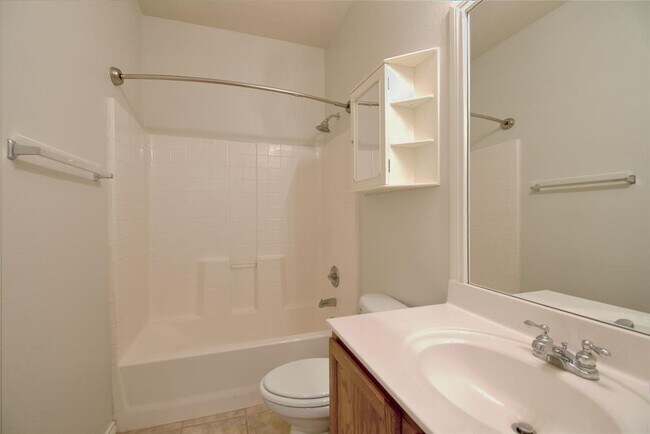 Building Photo - 125 Justin Leonard Dr