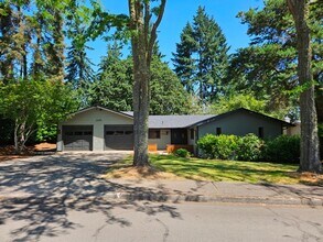 Building Photo - 3Bd/2Ba Single Story Home-For Viewing!