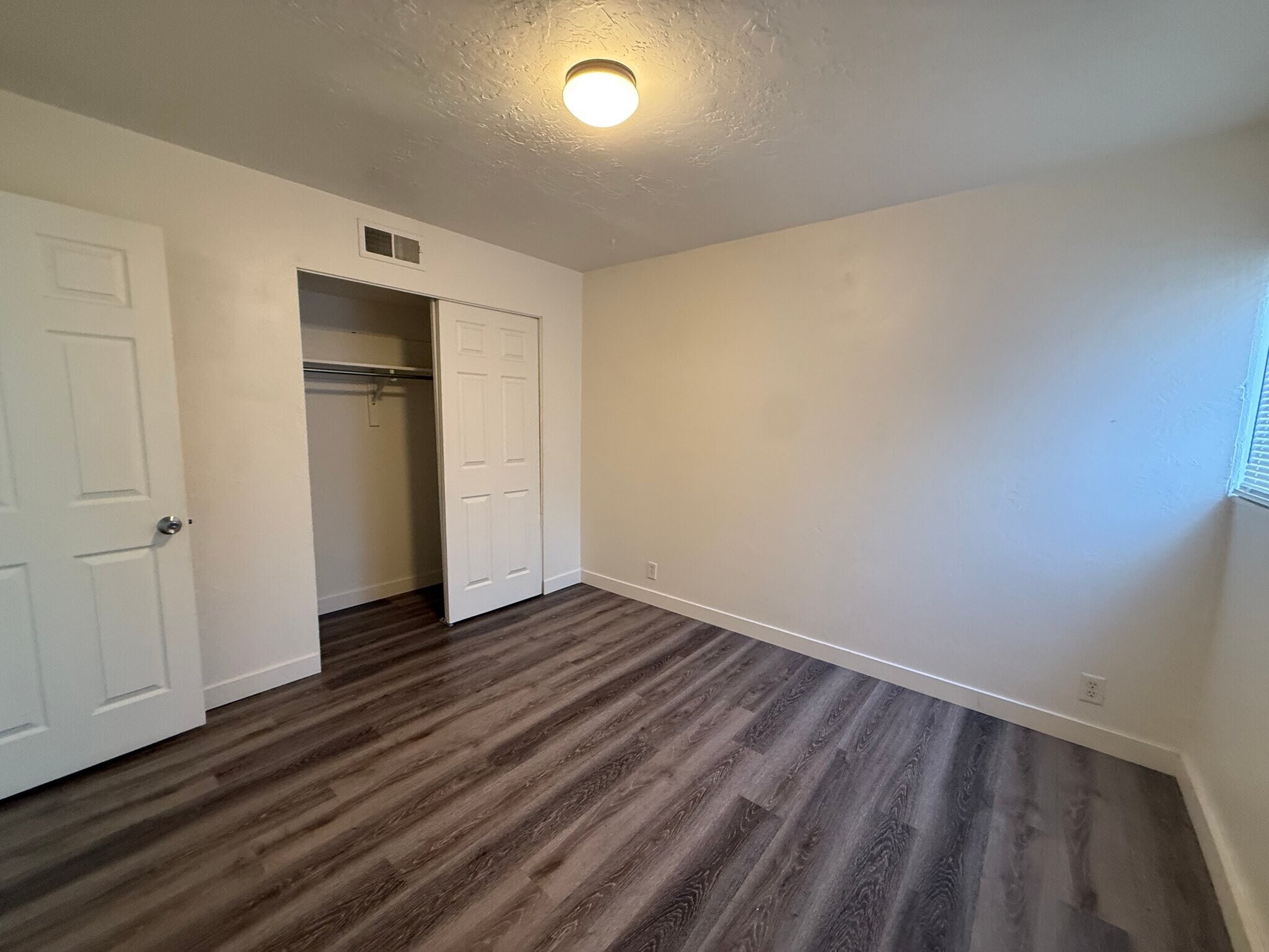 Building Photo - 860 E 500 S