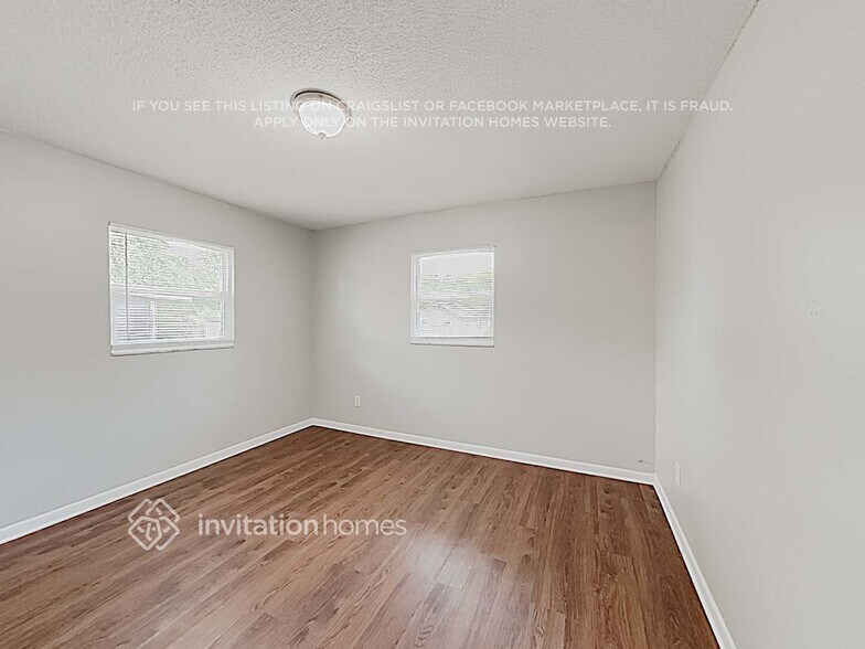 Building Photo - 900 Vincent Dr