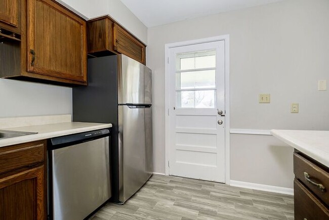 Building Photo - 3 Bedroom Home With Spacious Fenced Yard i...