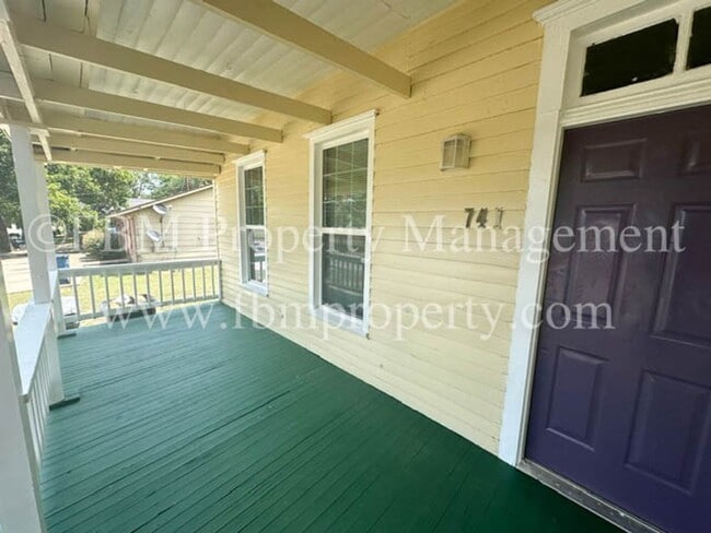 Building Photo - 741 W Park Ave