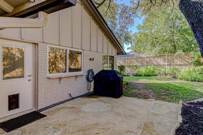 Building Photo - 2713 Bryonhall Dr