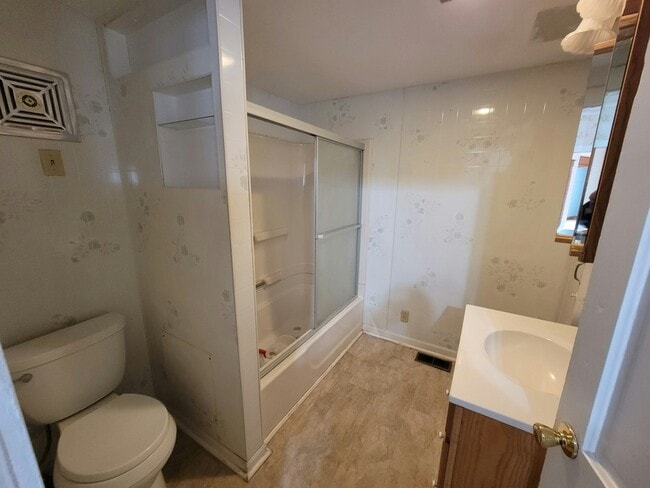 Building Photo - 45 Maple St