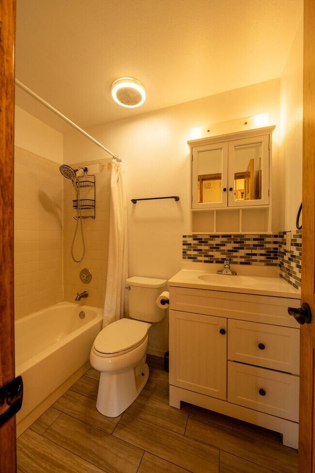 Building Photo - ***MOVE IN SPECIAL*** $500 OFF 1st MONTH'S...