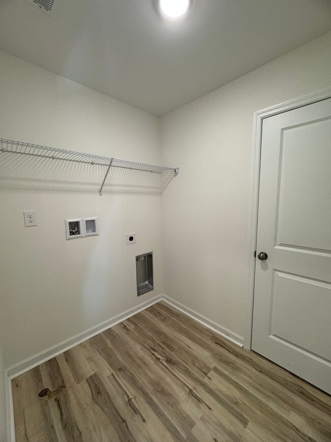 Building Photo - 4 Bedrooms! 1st Month's Rent Free!!