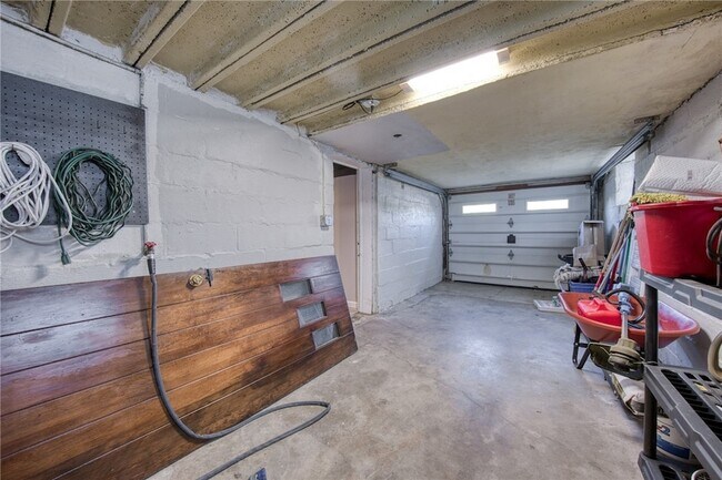 Building Photo - 261 Catalpa Pl