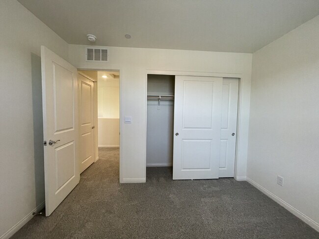 Building Photo - 4 BED 2.5 BATH 2 CAR GARAGE SINGLE FAMILY HOME IN CADENCE, HENDERSON w/ LARGE BACKYARD