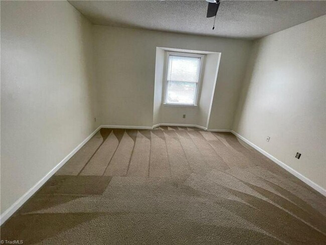 Building Photo - COMING SOON!! 2 BED 2 BATH CONDO!