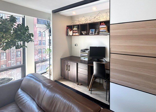 Building Photo - 200 E Delaware Pl