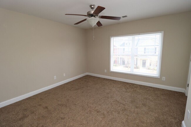 Building Photo - Charming 2 Bedroom, 2.5 Bath Townhouse Available in Hampton Forest!