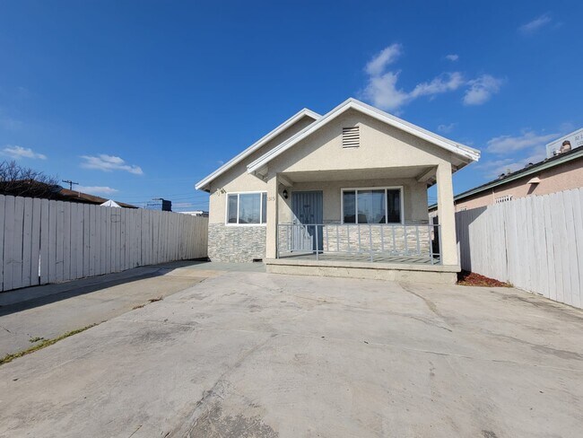 Building Photo - 1315 W 101st St