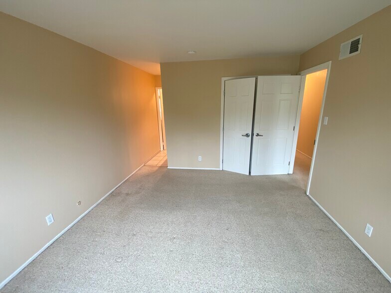 Master bedroom / bathroom - 258 Canterbury Ave