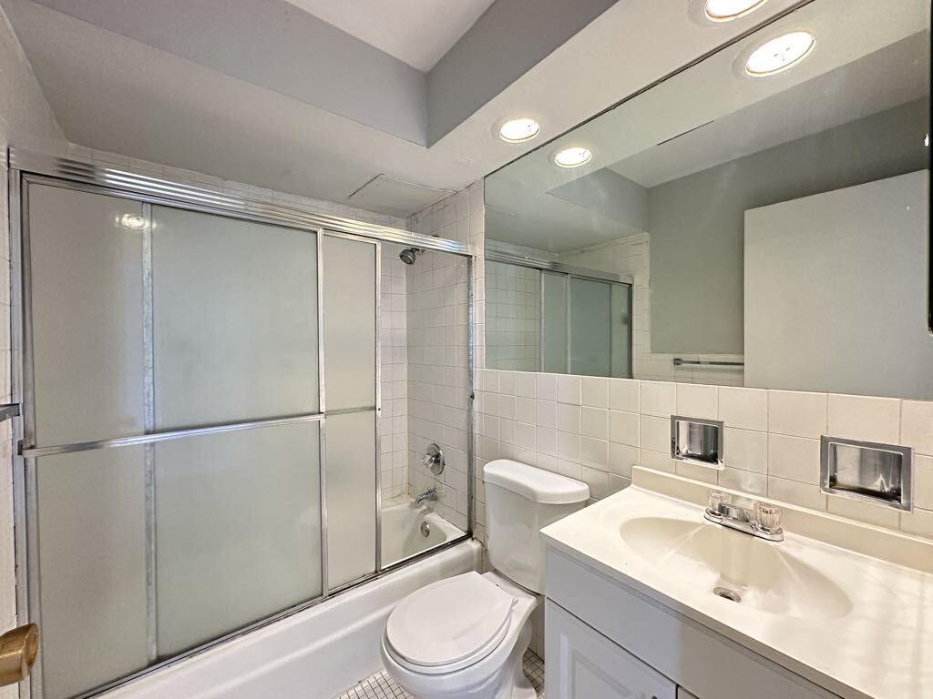 Building Photo - 513 W Briar Pl