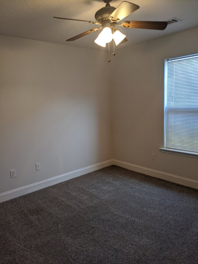 Building Photo - Home For Rent
