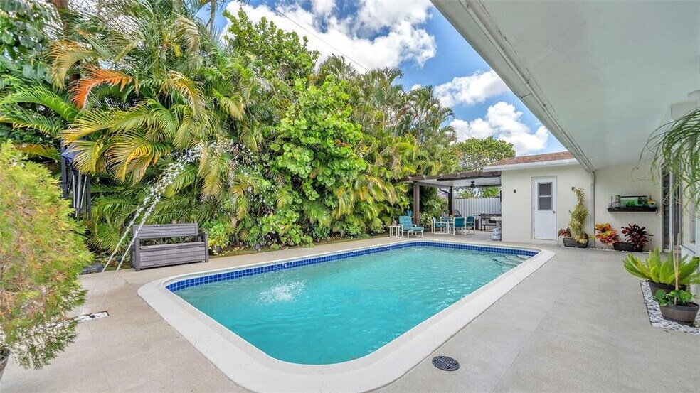 Building Photo - 8425 Southampton Dr