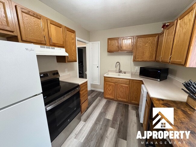 Building Photo - 809 E Presentation St