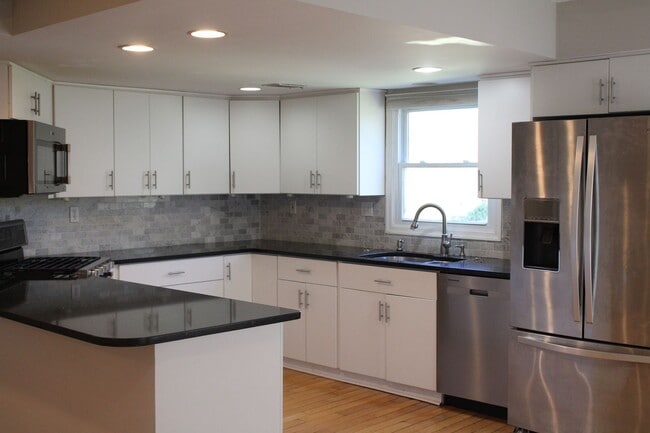 Building Photo - 3BR - WOODED VIEWS • FINISHED BASEMENT • BONUS LOFT • TE SCHOOL DISTRICT