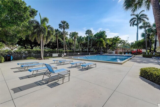 Building Photo - 3200 Port Royale Dr N