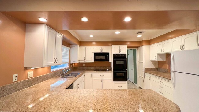 Building Photo - 3 Bdrm Detached Haome Available In Sought After La Mesa Neighborhood