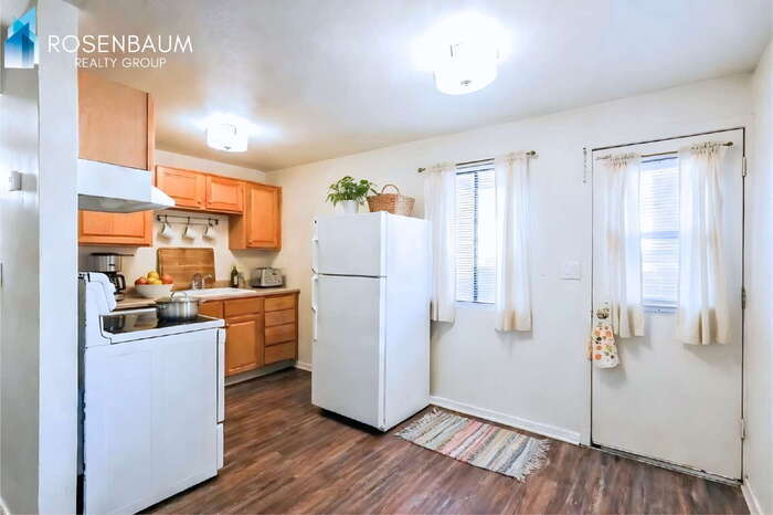 Building Photo - 455 W Kelso St