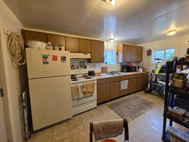 Building Photo - 1 Bedroom, 1 Bathroom with Off Street Parking - Available September 10th!