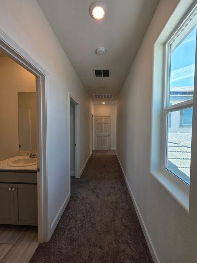 Building Photo - Newer 5 Bedroom 4.5 Bathroom in SE Visalia!! Coming soon!!