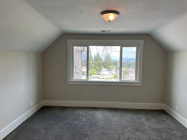 Building Photo - Newly Renovated-Victorian Style home San B...
