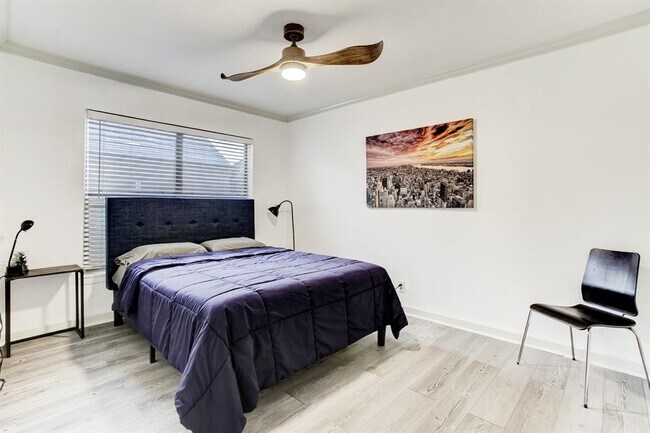 Building Photo - 4018 Blue Bonnet Blvd