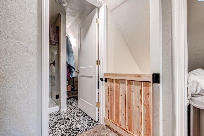 Building Photo - Large Shop w/Oversized Roll Up Doors and P...