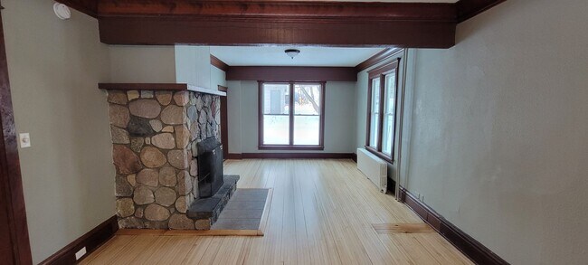Building Photo - AVAILABLE NOW - 4 Bedroom with garage