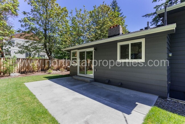 Building Photo - Exceptional Remodel Near Waluga Park