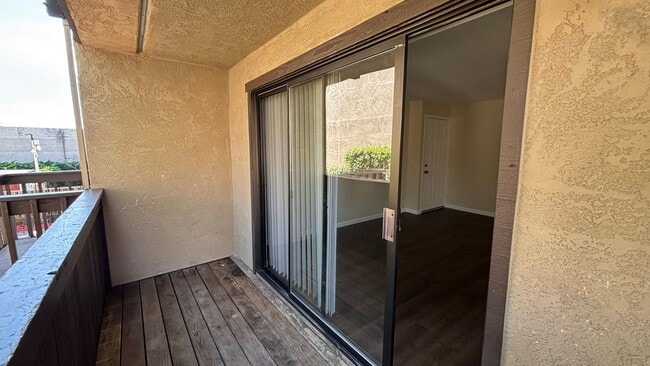 Building Photo - Renovated 2 Bedroom 1 Bath Condo w/ Balcony! -- Available Now !!!