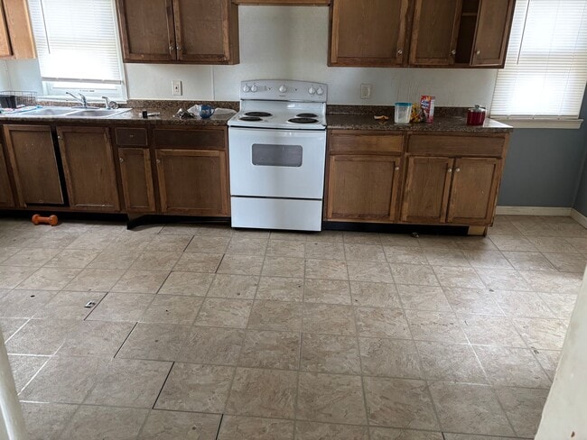 Building Photo - Section 8 Accepted! 4 BR